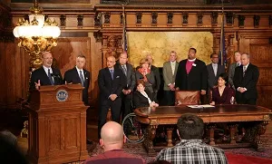 governor-wolf-signs-executive-order-to-raise-minimum-wage-for-some-state-employees